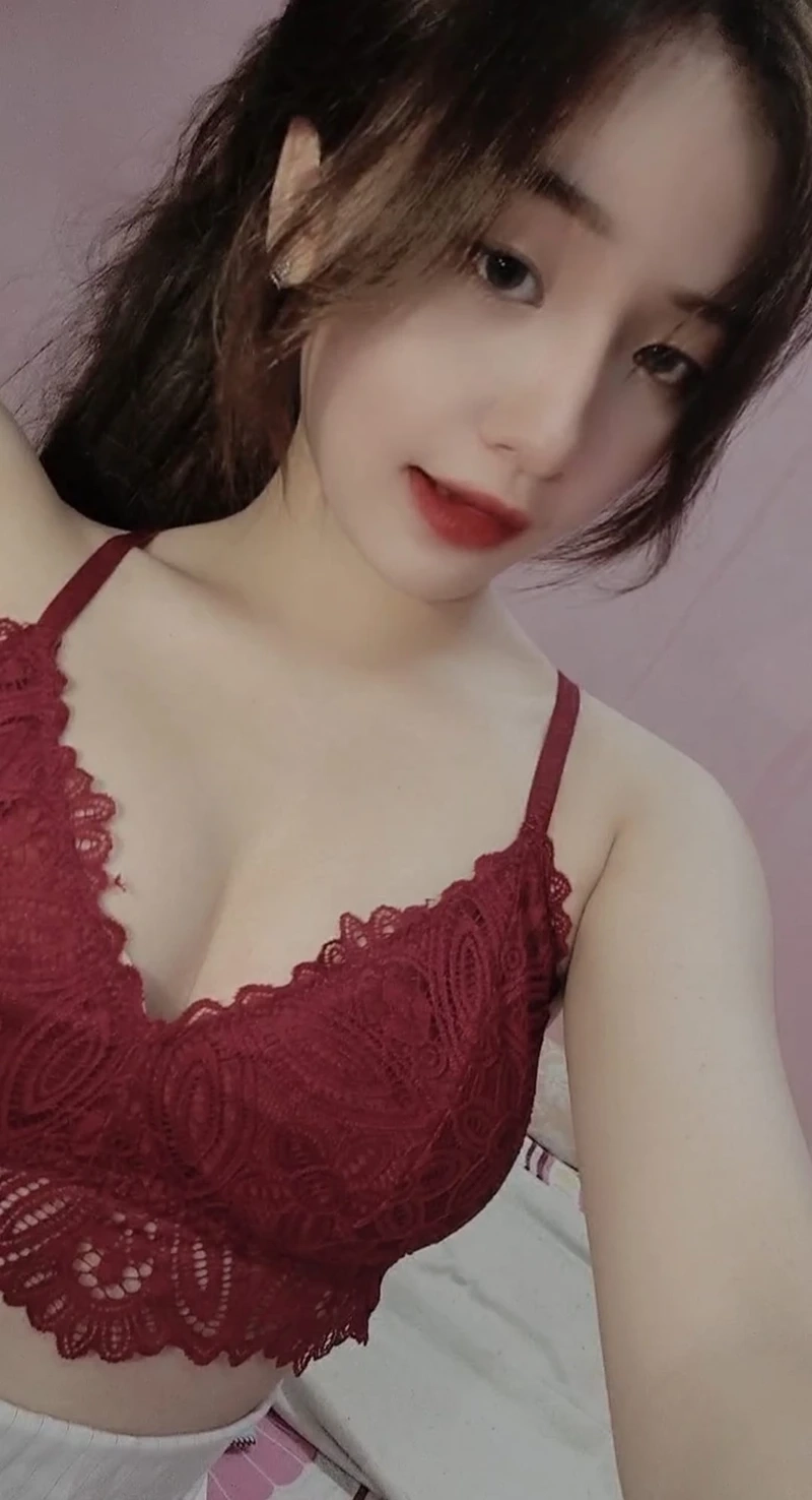 Hot girl 18 tuổi nổi bật với vẻ đẹp tự nhiên và dễ thương