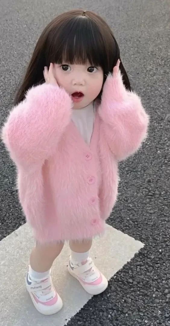 Ảnh bé gái cute ghi lại khoảnh khắc dễ thương và trong sáng