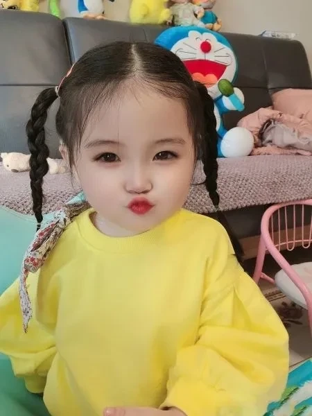 Ảnh bé gái xấu ghi lại những biểu cảm ngộ nghĩnh và dễ thương