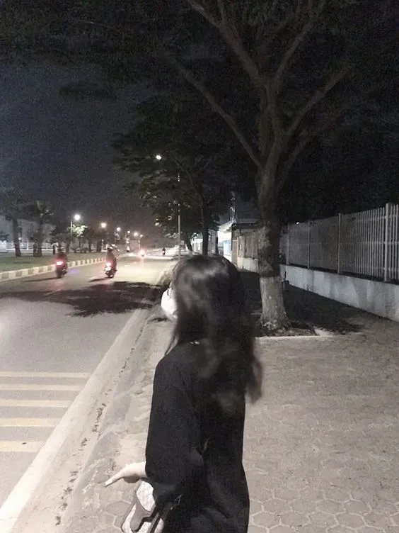 Hinh anh buon con gai thể hiện nét đẹp tinh tế và ý nghĩa