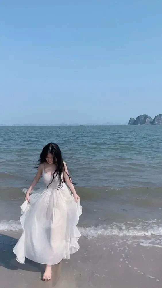 Hinh anh cô gai buon ghi lại khoảnh khắc nhẹ nhàng và suy tư