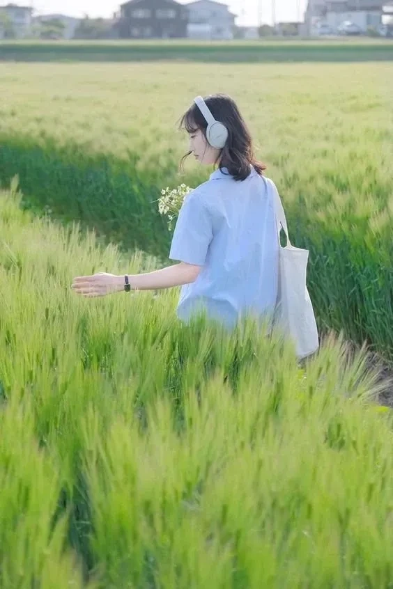Hinh anh gai buon tạo nên sự yên tĩnh và cảm xúc chân thành