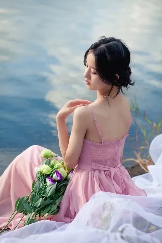 Hinh con gai buon mang lại cảm giác nhẹ nhàng và sâu sắc