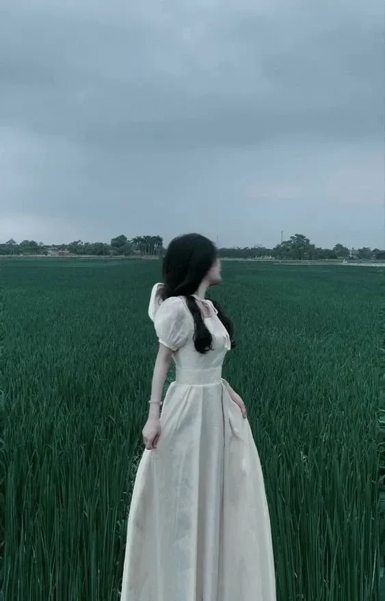 Hinh cô gái buồn tạo nên nét đẹp nhẹ nhàng và ý nghĩa sâu xa