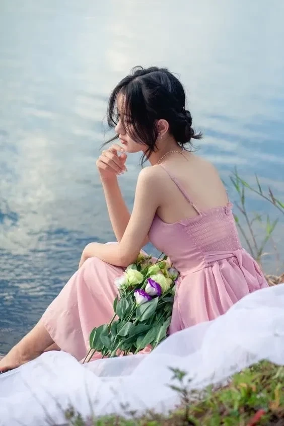 Hinh gai buon ghi lại khoảnh khắc nhẹ nhàng và suy tư