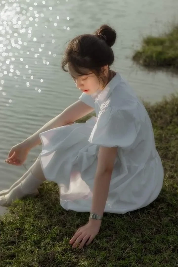 Hinh nen co gai buon mang lại cảm giác sâu lắng và yên tĩnh