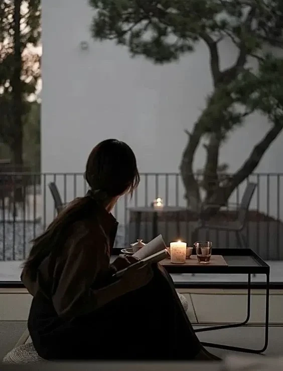 Hình con gái buồn khóc tạo nên nét đẹp nhẹ nhàng và ý nghĩa