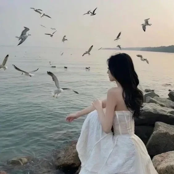 Hình cô gái buồn đẹp ghi lại nét dịu dàng và suy tư
