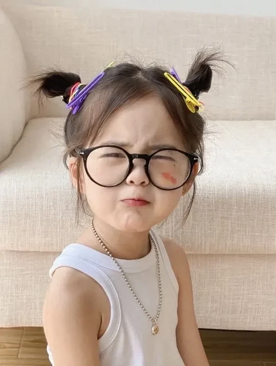 Hình ảnh em bé gái dễ thương cho máy tính HD, sắc nét và đáng yêu