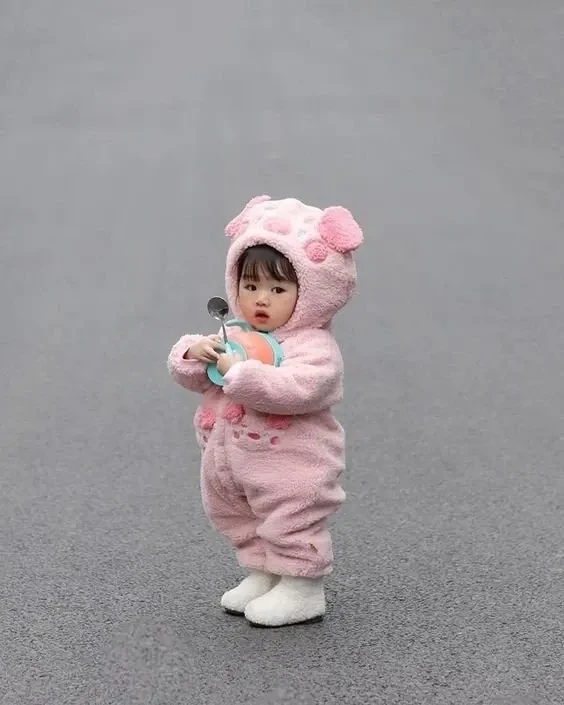 Hình ảnh em bé gái dễ thương cho máy tính đẹp nhất, dễ thương