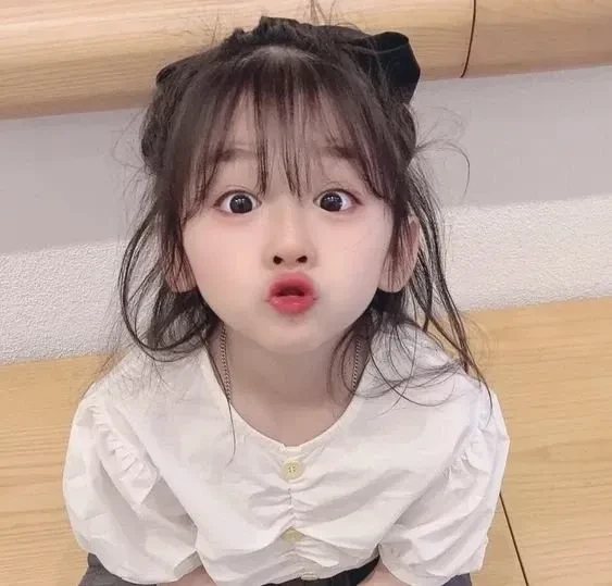 Bộ sưu tập ảnh em bé gái dễ thương đầy đủ và dễ thương tuyệt vời