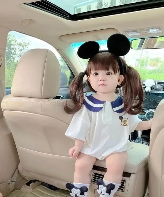 Hình nền em bé gái dễ thương HD sắc nét và đáng yêu cho điện thoại