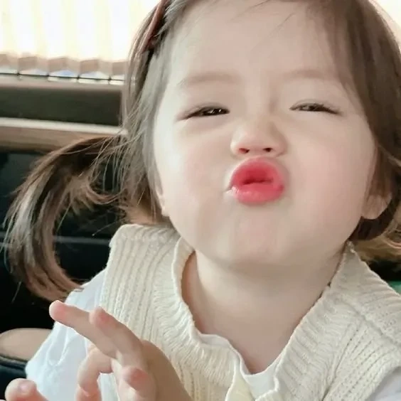 Hình nền em bé gái dễ thương cho máy tính đẹp và dễ thương