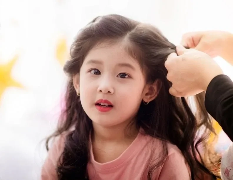 Hình nền bé gái dễ thương cho điện thoại, sắc nét và dễ thương