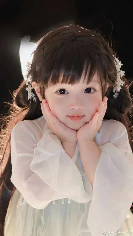 Hình ảnh bé gái dễ thương miễn phí, dễ dàng tải về với chất lượng tốt