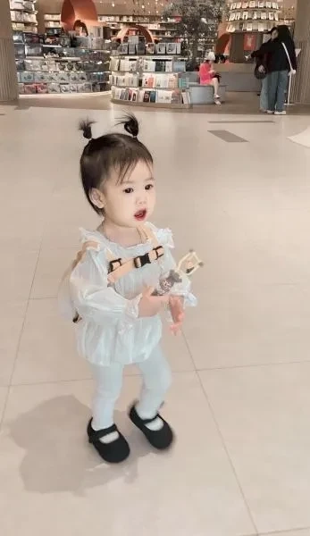Hình nền bé gái dễ thương dễ thương, đẹp và dễ dàng tải về