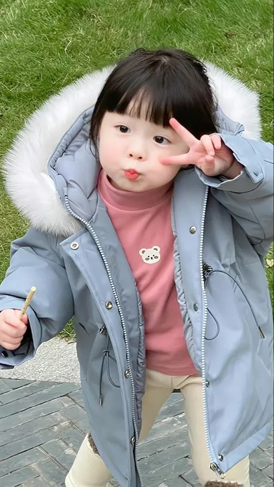 Hình ảnh bé gái dễ thương đáng yêu, sinh động và vui tươi