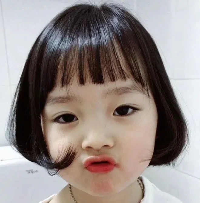 Bộ sưu tập hình nền em bé gái đa dạng, dễ thương và sinh động