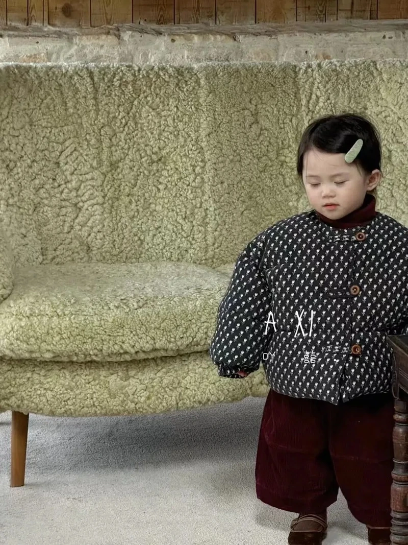 Hình nền em bé gái đáng yêu, dễ thương và đầy năng lượng