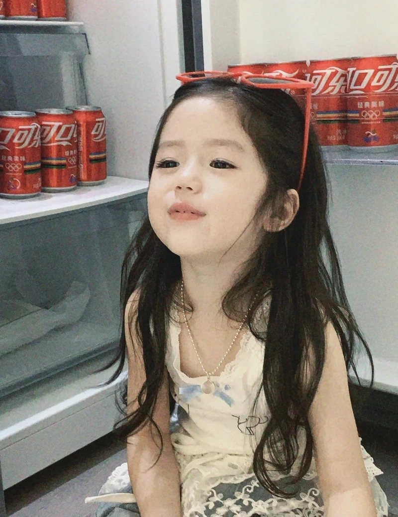 Tải hình ảnh bé gái dễ thương cho điện thoại đẹp và sinh động