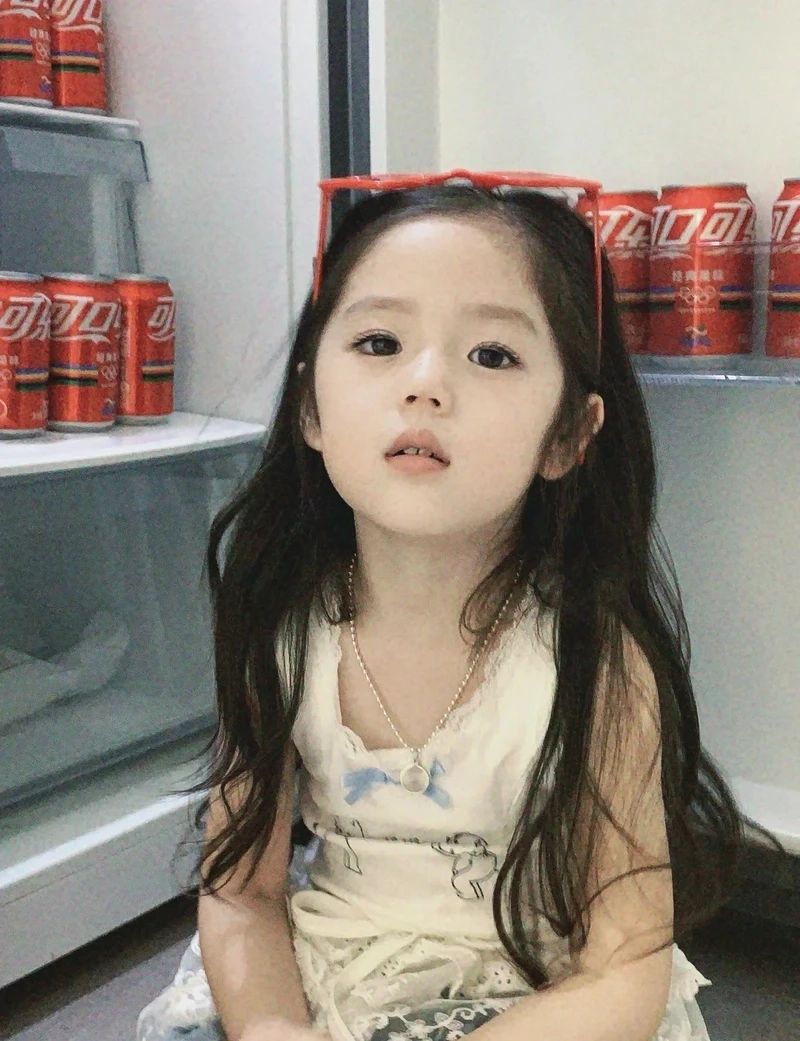 Tải ảnh em bé gái dễ thương đáng yêu và sinh động cho mọi người