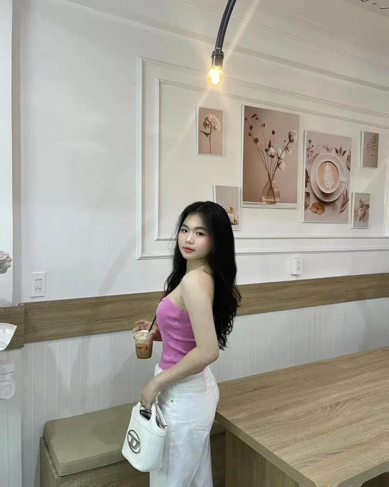 Ảnh gái 2k9 xinh với vẻ đẹp ngây thơ và cuốn hút
