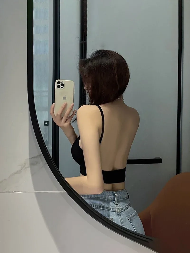 Ảnh chụp trước gương giấu mặt tạo nên sự bí ẩn đầy cuốn hút