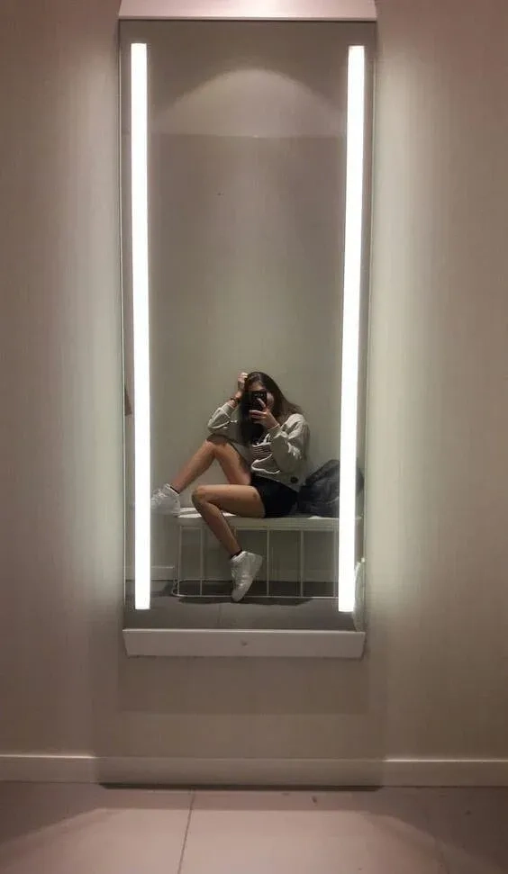 Ảnh selfie gương với máy ảnh tạo hiệu ứng sắc nét và ấn tượng