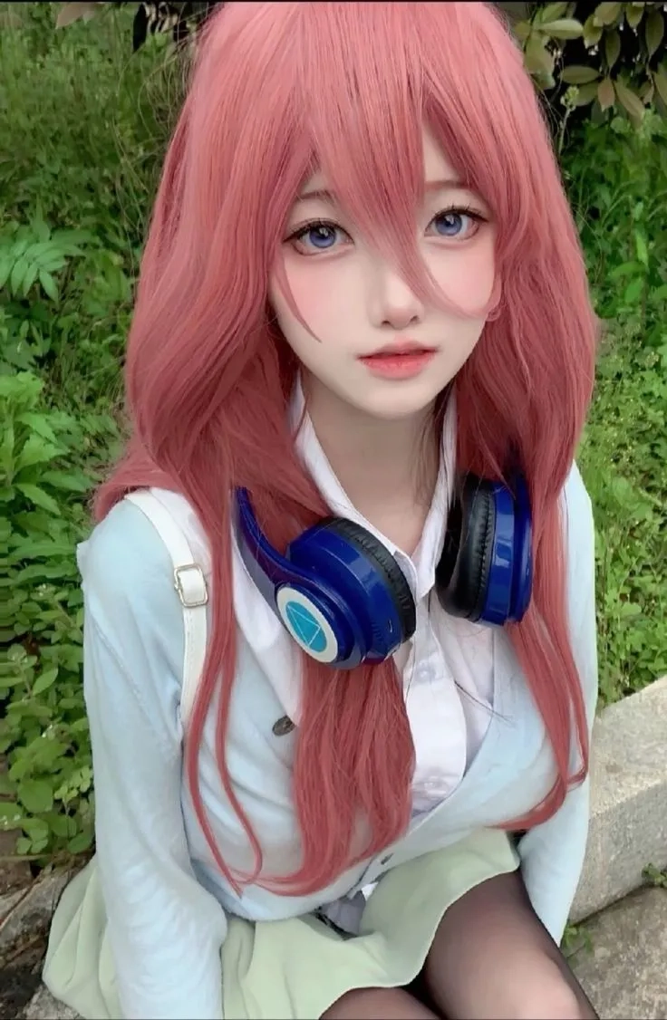 Ảnh cosplay Dorothy (The Wizard of Oz) thể hiện sự mạnh mẽ và quyết tâm