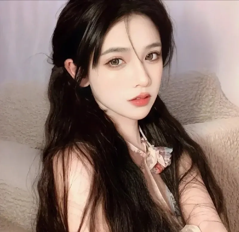 Ảnh gái xinh chụp ảnh với biểu cảm trong sáng và gần gũi