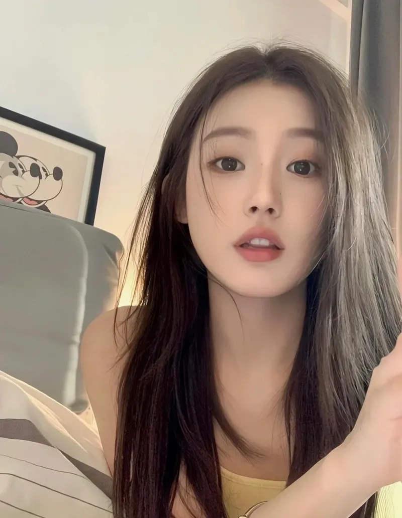 Gái đẹp mặc váy ngắn với nét tinh khôi và hồn nhiên