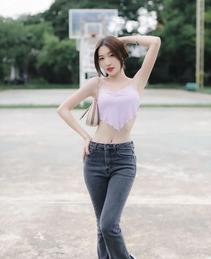 Ảnh cô gái với áo crop top, tạo phong cách trẻ trung và quyến rũ