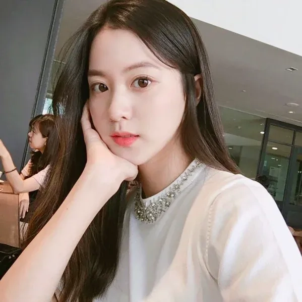 Ảnh IU mang đến sự tinh tế và vẻ đẹp tự nhiên đầy quyến rũ