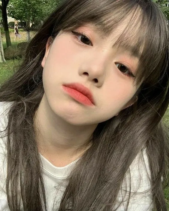 Ảnh Lee Sung Kyung thể hiện sự tự tin và phong cách độc đáo