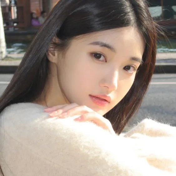 Ảnh Kim Ji Won thể hiện sự tự tin và quyến rũ trong từng khung hình