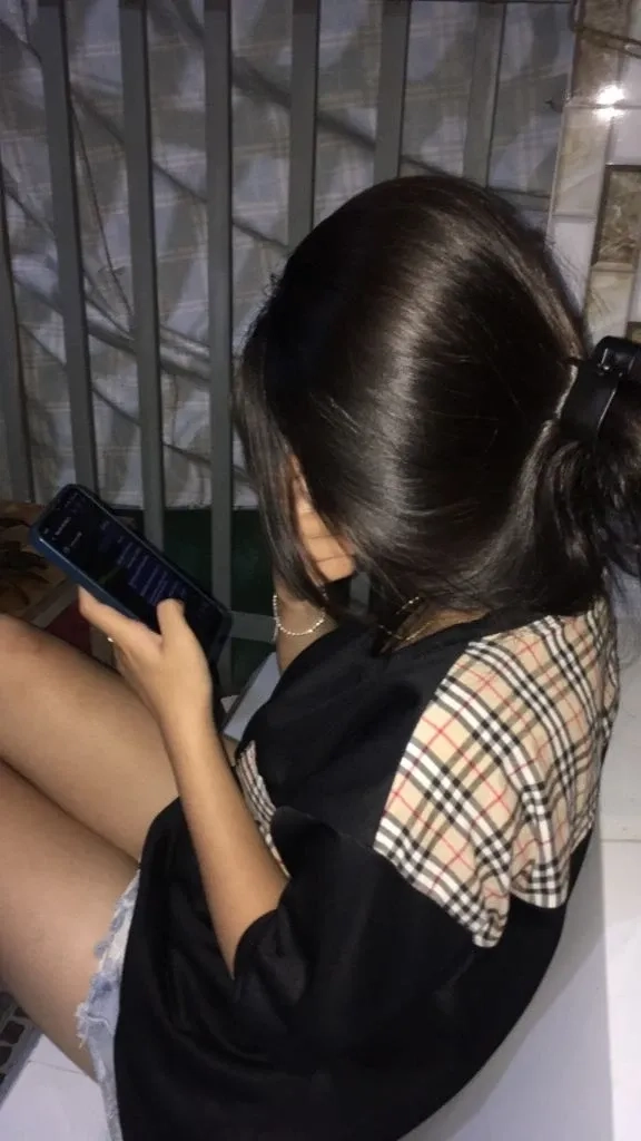 Hình ảnh gái k7 che mặt dễ thương, tạo cảm giác nhẹ nhàng