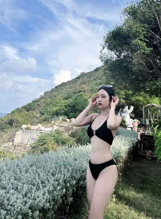 Hình ảnh gái đẹp mặc bikini mang lại cảm giác trẻ trung
