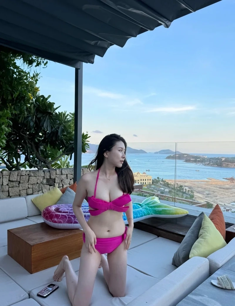 Hinh gai xinh bikini với nét cuốn hút và ánh sáng hài hòa