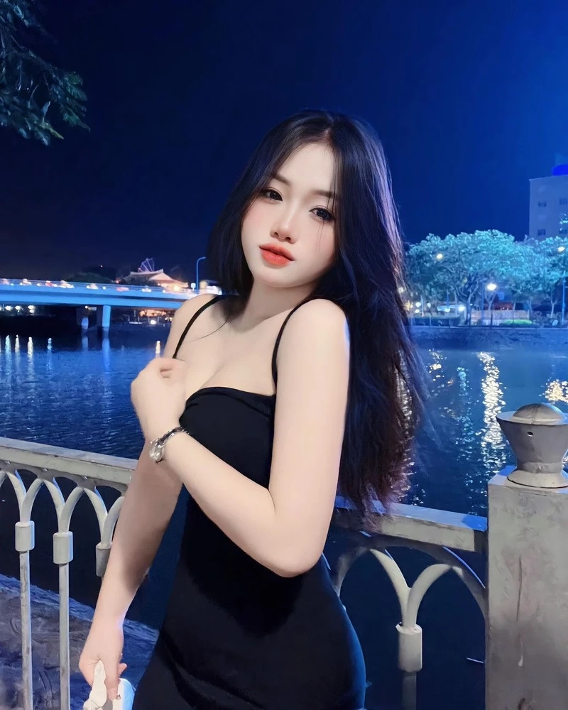 Hot girl mạng xã hội khoe sắc đẹp rạng ngời trong mọi bức ảnh