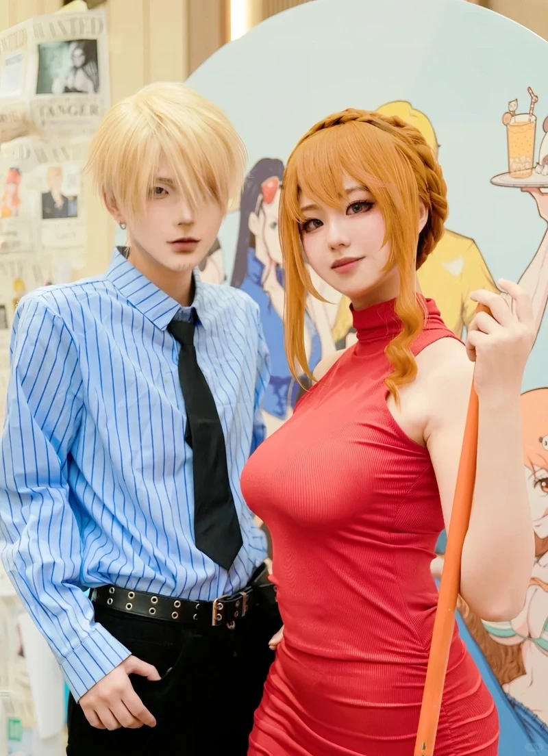 Tashigi cosplay với kiếm, thể hiện sự quyết đoán và năng động