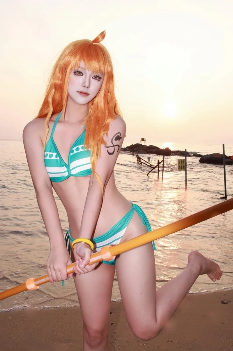 Carrot cosplay với tai thỏ, thể hiện sự dễ thương và vui nhộn