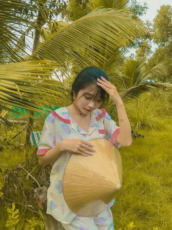 Gái xinh cute dạo phố với sự đáng yêu và thần thái tự nhiên