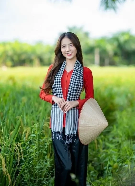 Gái xinh tóc dài dễ thương làm nổi bật nét đẹp tự nhiên và nhẹ nhàng