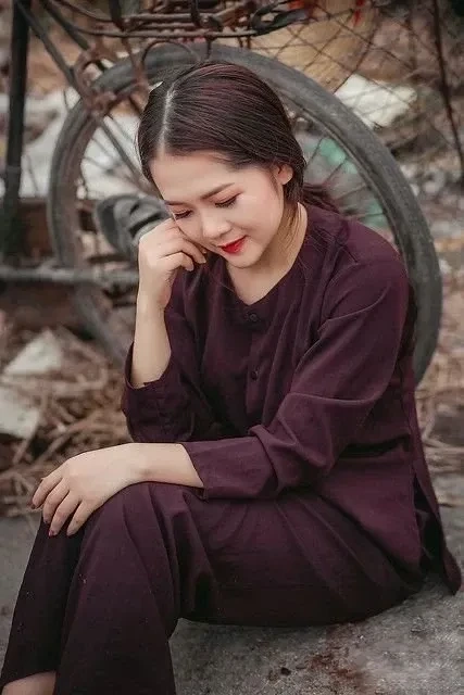 Gái xinh tóc dài đeo kính cute với vẻ đẹp dịu dàng và sự tự tin