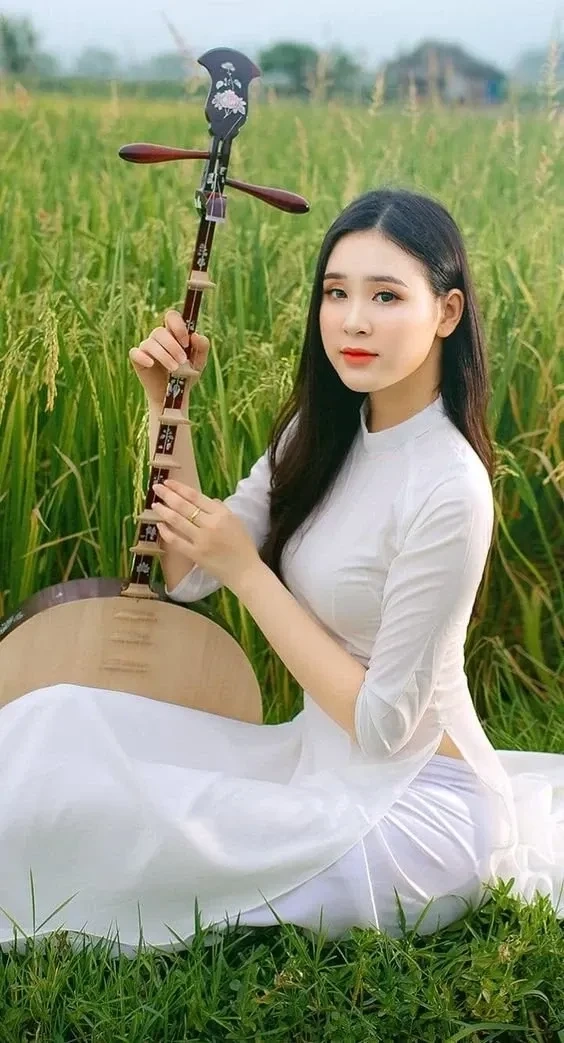 Gái xinh tóc dài đeo kính hot với thần thái cuốn hút và vẻ đẹp tự nhiên