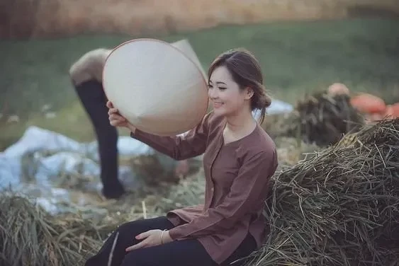 Gái xinh mặc áo dài khoe thần thái rạng rỡ và vẻ đẹp tự nhiên