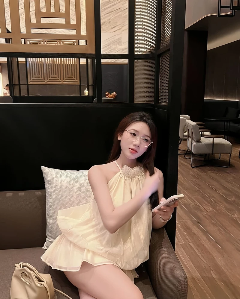 Ảnh hot girl Trung Quốc dễ thương, với nụ cười tươi và vẻ đẹp tự nhiên