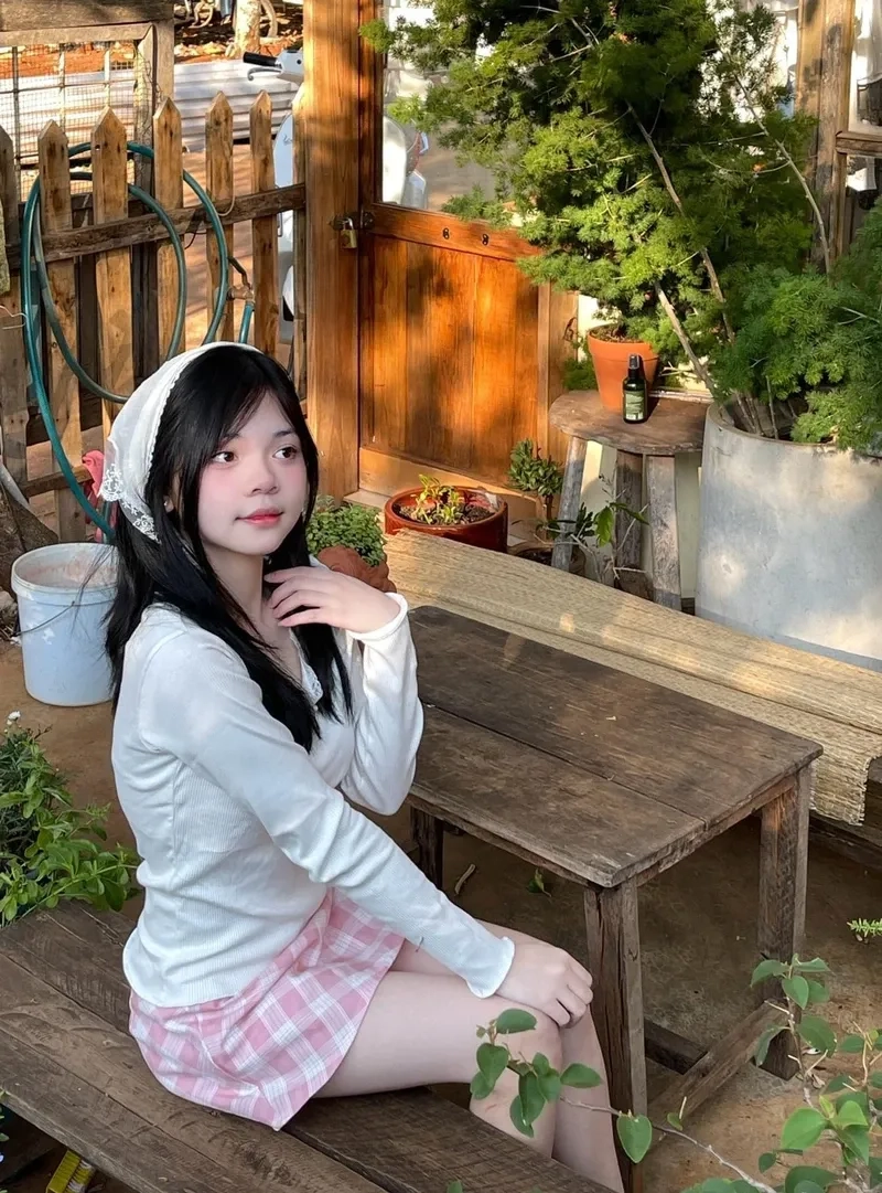 Hình ảnh gái 2k6 tóc ngang vai dễ thương, cho giao diện đẹp và ngọt ngào