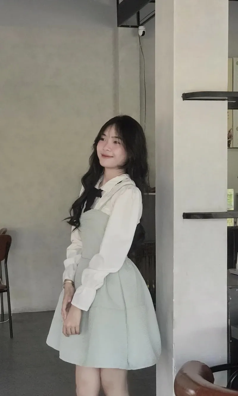 Tạo dáng chụp ảnh trước gương nữ thể hiện phong cách sáng tạo