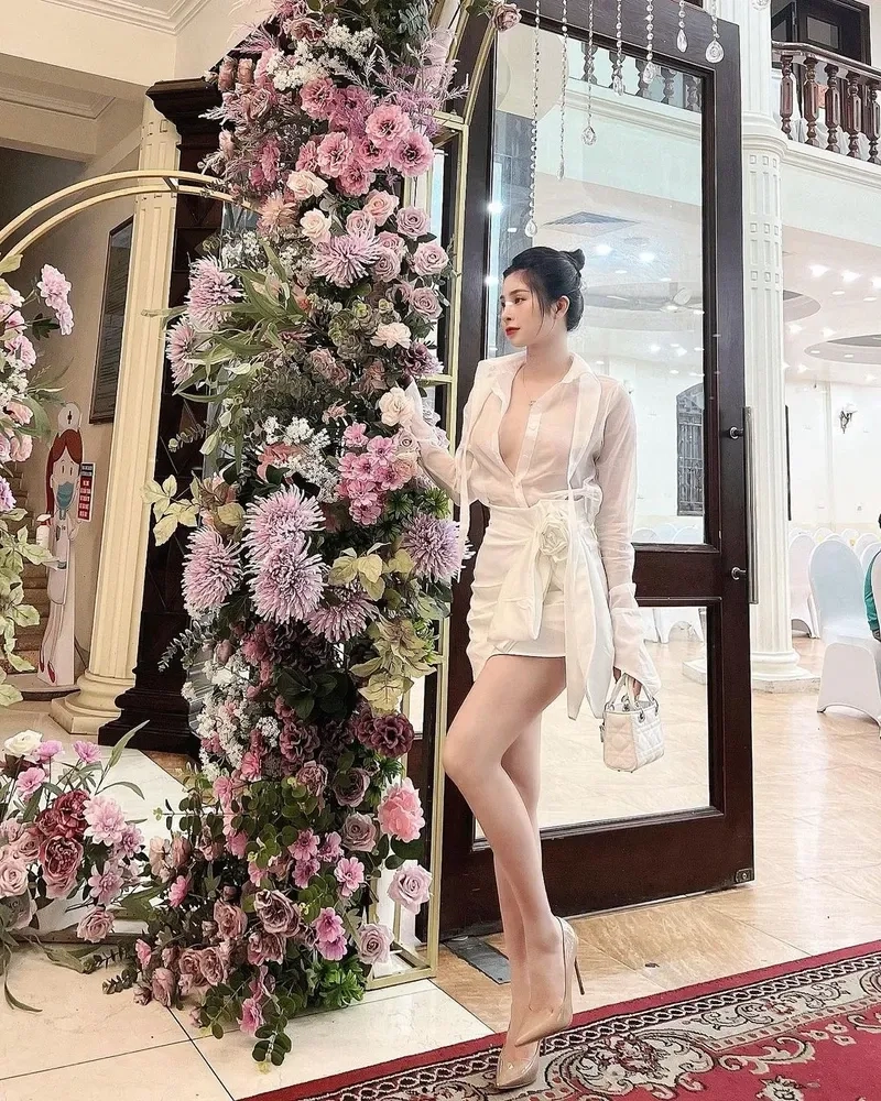 Ảnh gái xinh chụp hình trên gương với góc chụp đầy tinh tế